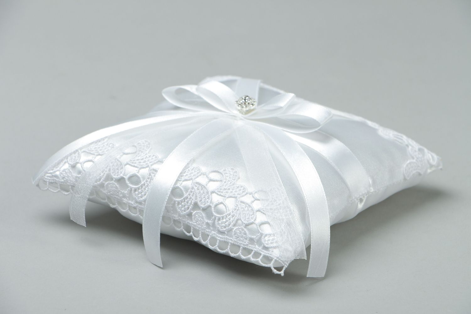 Красивая подушечка для колец атласная свадебная  фото 3