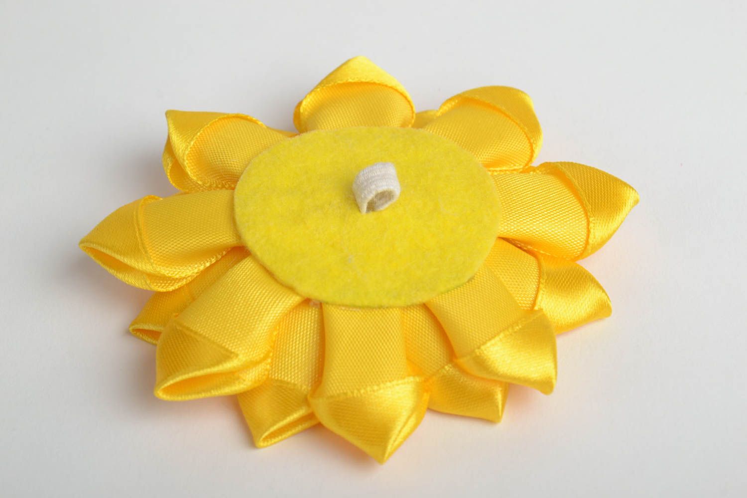 Flor de cintas de raso artificial amarilla para accesorio artesanal  foto 3