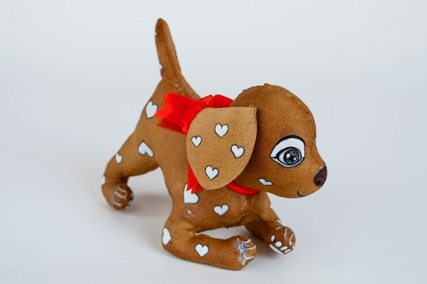 Мягкая игрушка собачка небольшая коричневая с сердечками ручная работа фото 2
