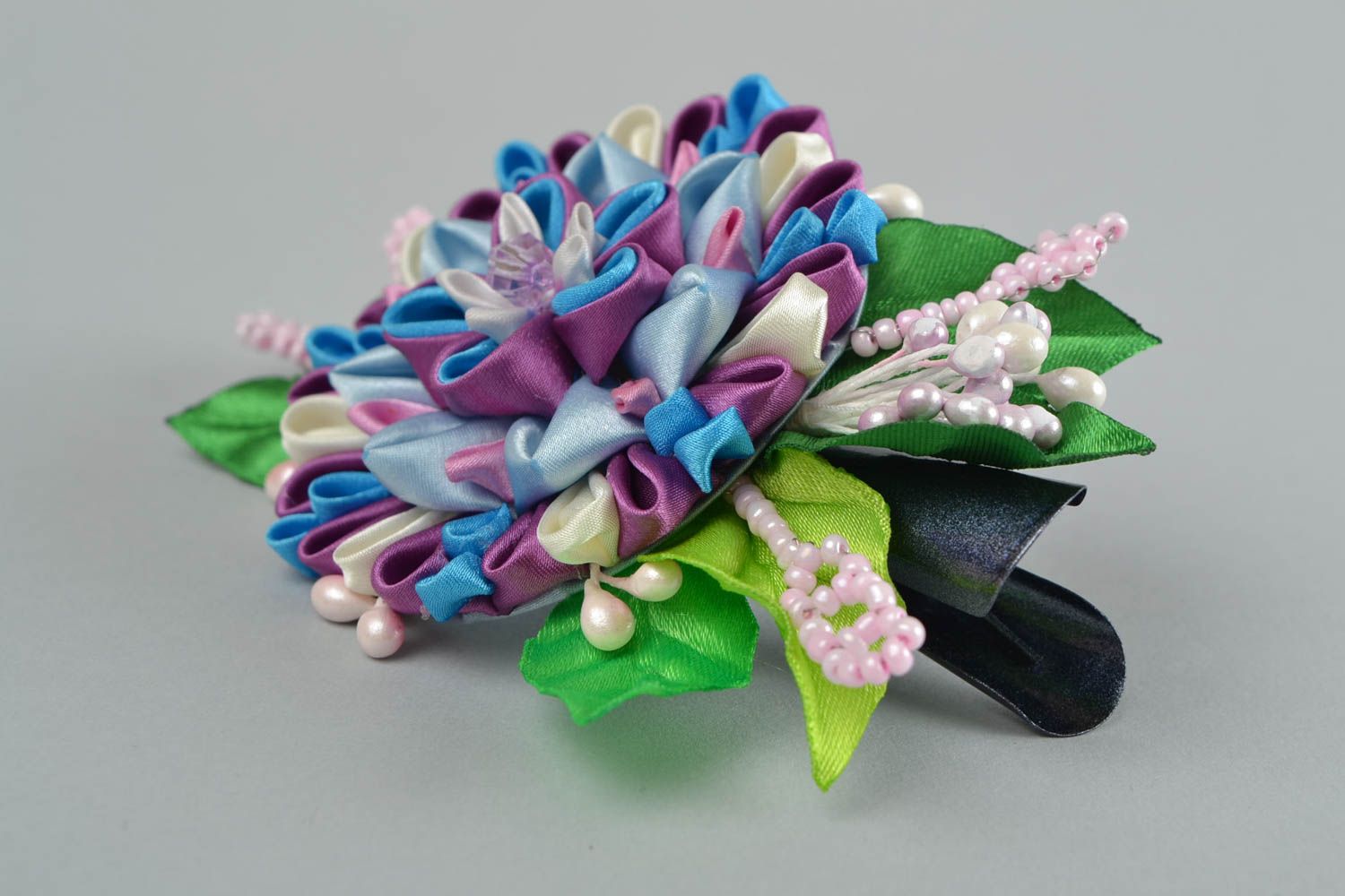 Красочная авторская заколка для волос из атласных лент с цветком ручной работы фото 4