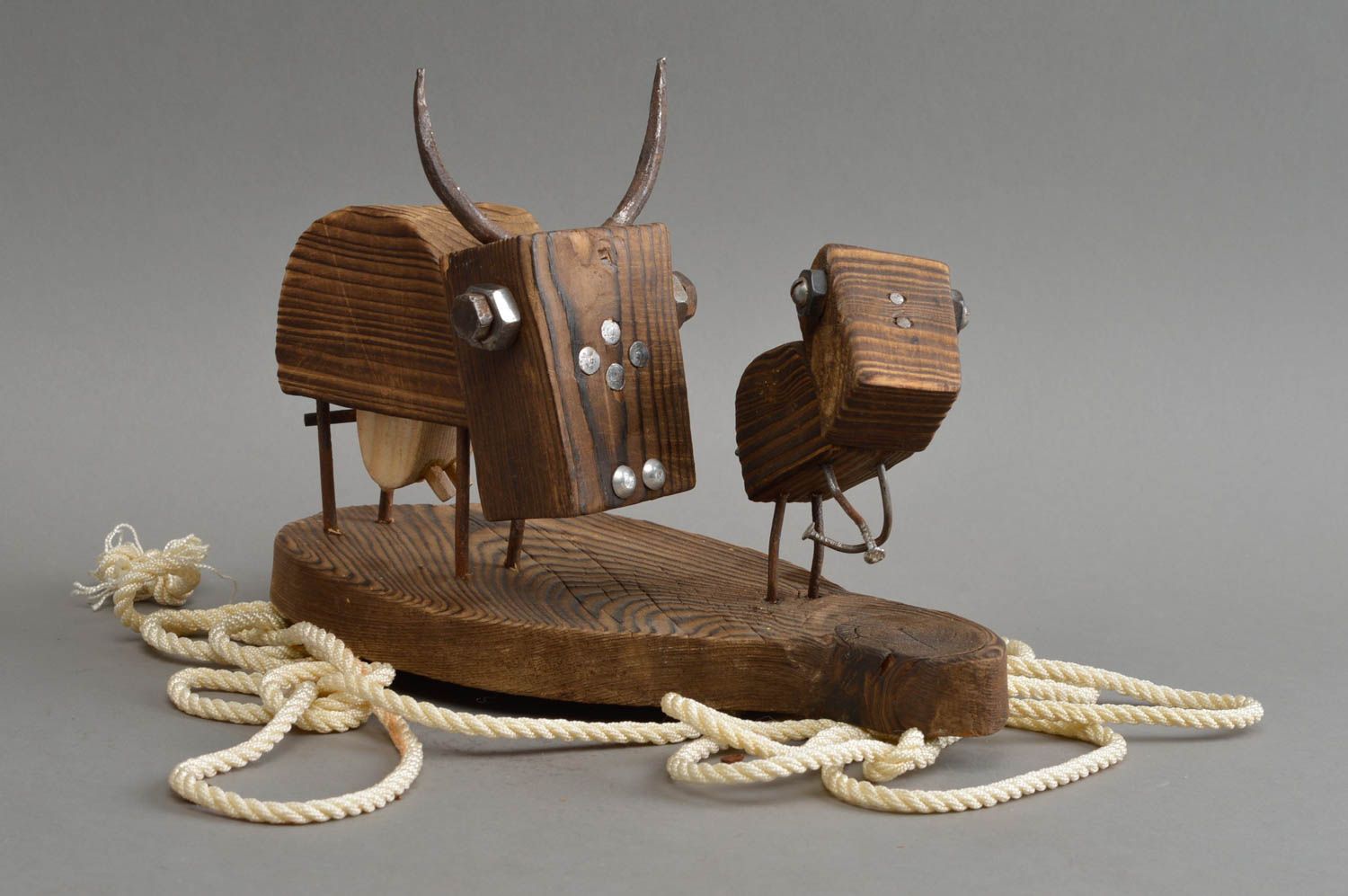 Geschnitzte handgemachte Figurine aus Holz in Form von Tieren für Deko foto 1