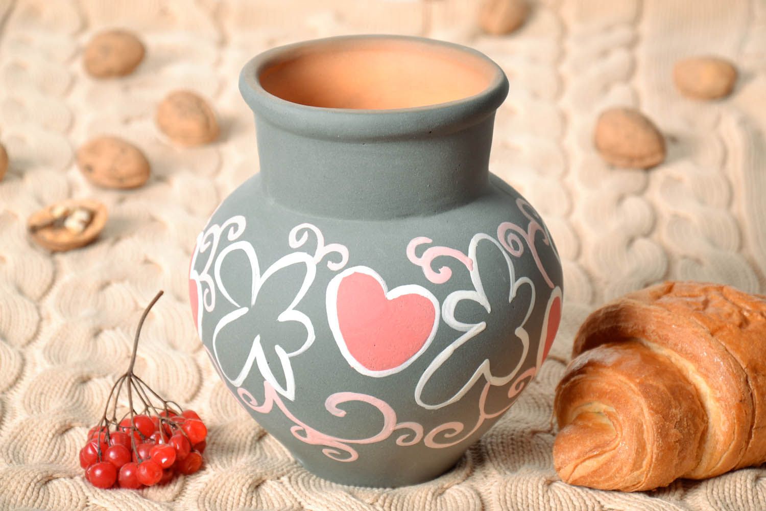 Keramik Krug mit Herzen- und Blumen-Motiv foto 1