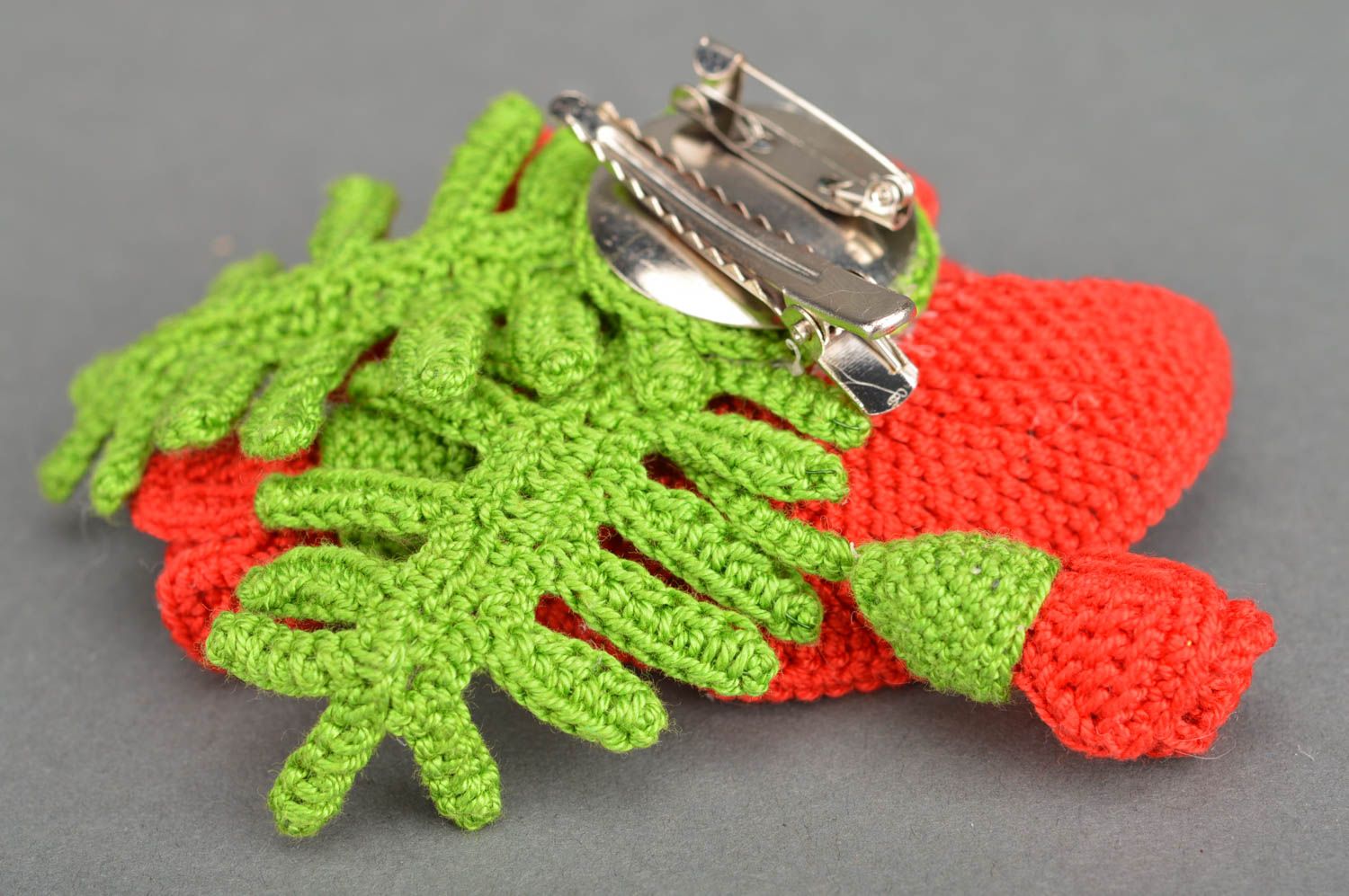 Broche barrette faite main tricotée en fils de coton en forme de pavot rouge photo 5