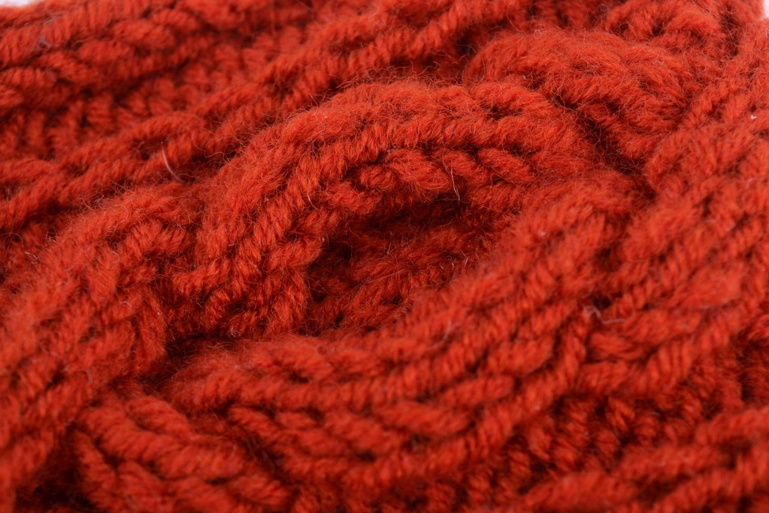 Чехол на подушку из полушерстяных красных ниток ручной работы в технике вязания фото 5