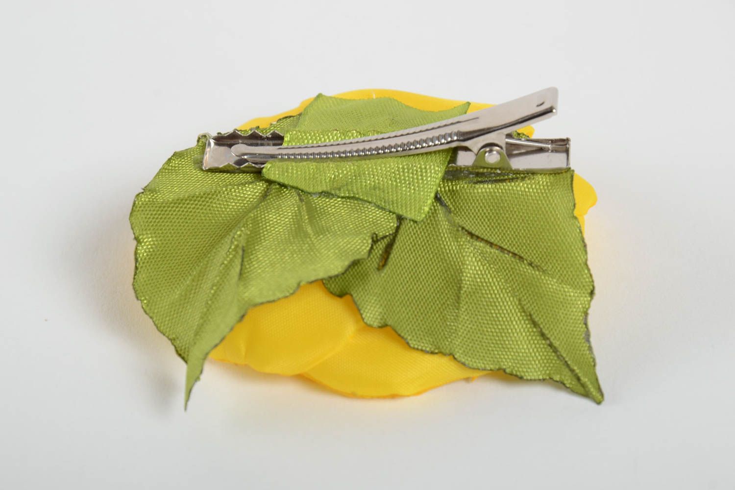 Авторская желтая заколка для волос в виде цветка из лент и бисера ручной работы фото 3