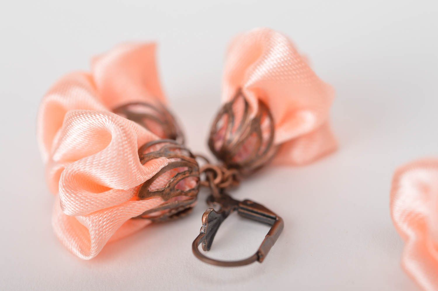Серьги с цветами персиковые красивые с подвесками атласные ручной работы фото 5