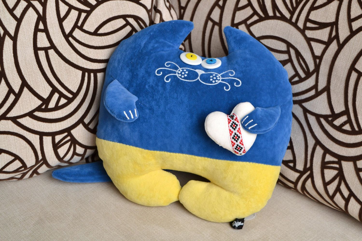 Сине желтая диванная подушка в виде кота мягкая ручной работы из флока фото 1