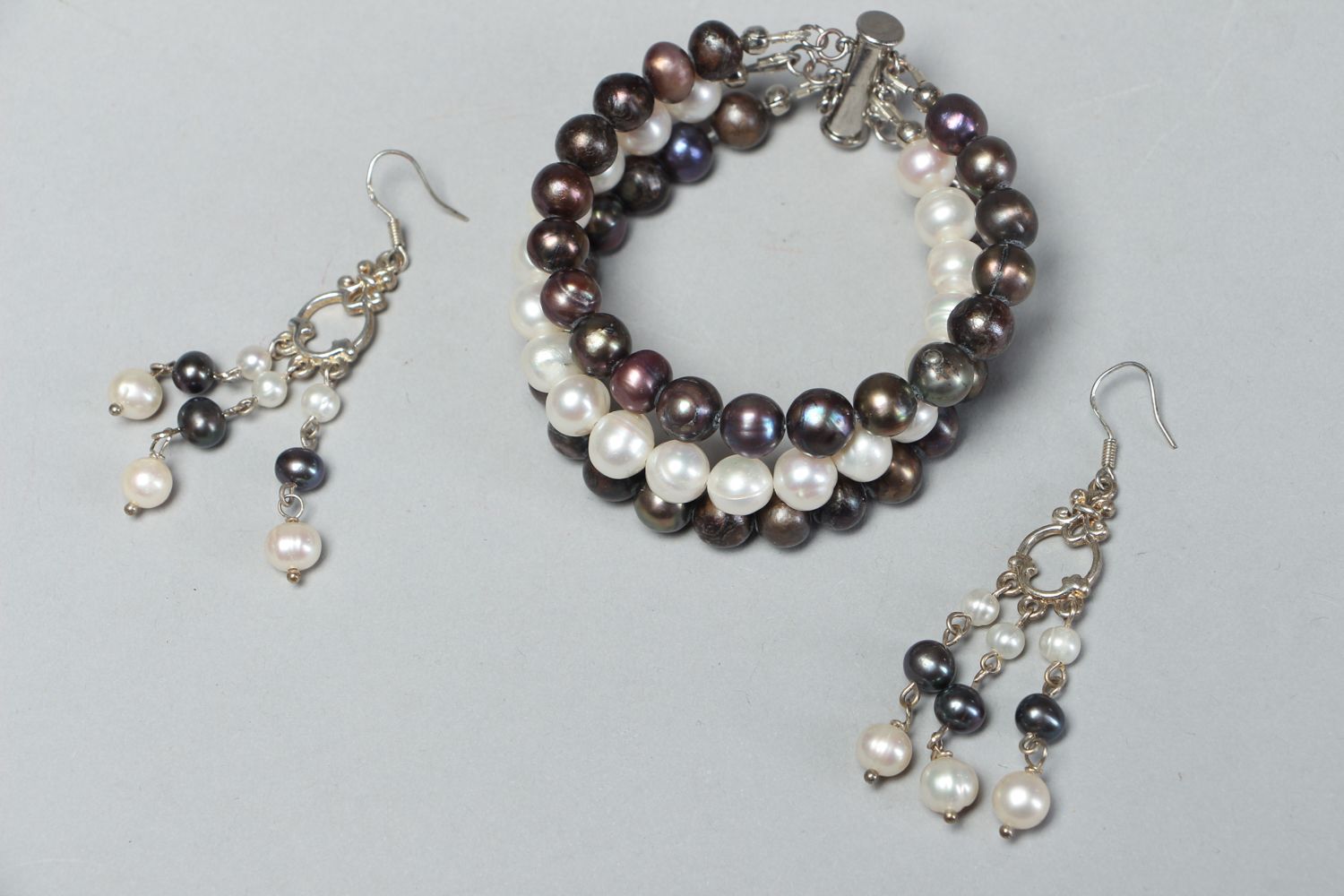 Boucles d'oreilles et bracelet artisanaux de perles naturelles noires et blanches photo 1