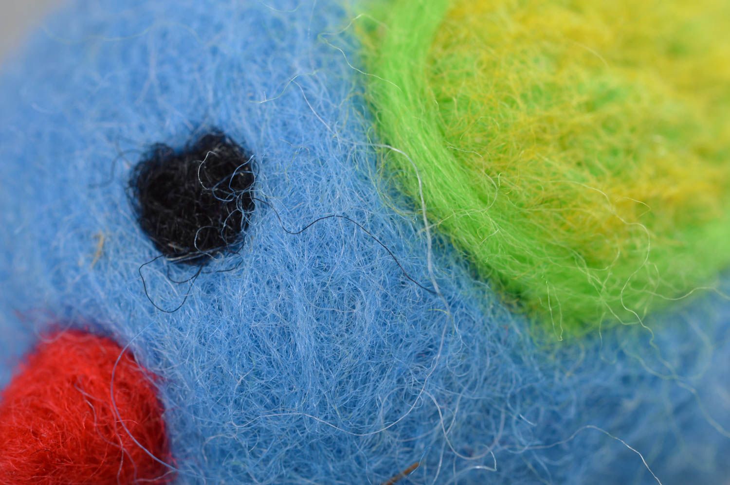 Голубой брелок-игрушка из шерсти в виде птички ручной работы на петельке фото 3