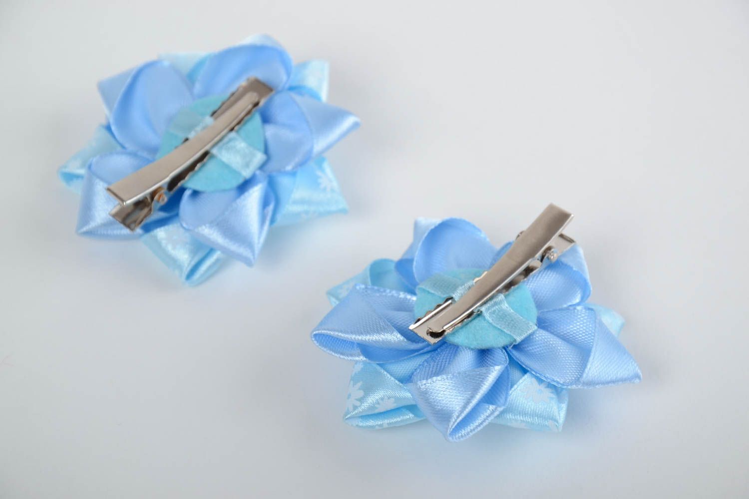 Barrettes à cheveux avec fleurs bleu ciel faites main 2 pièces en ruban de satin photo 3