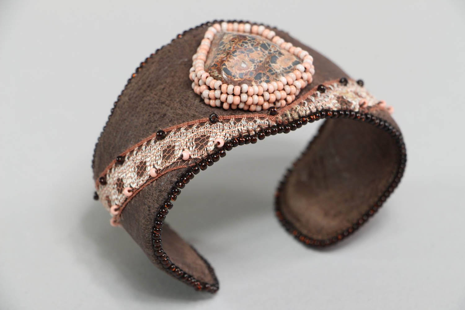 Bracciale in pelle fatto a mano accessorio originale da donna con merletto foto 2