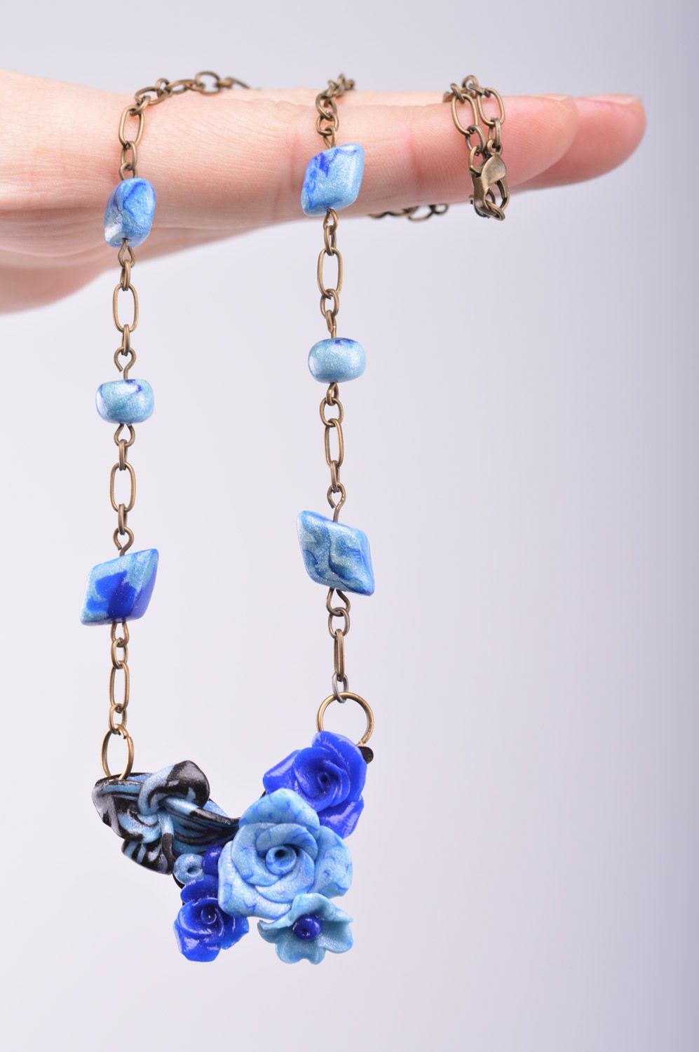 Handgemachtes Collier mit Blumen an langer metallischer Kette Blaue Rosen für Damen foto 1