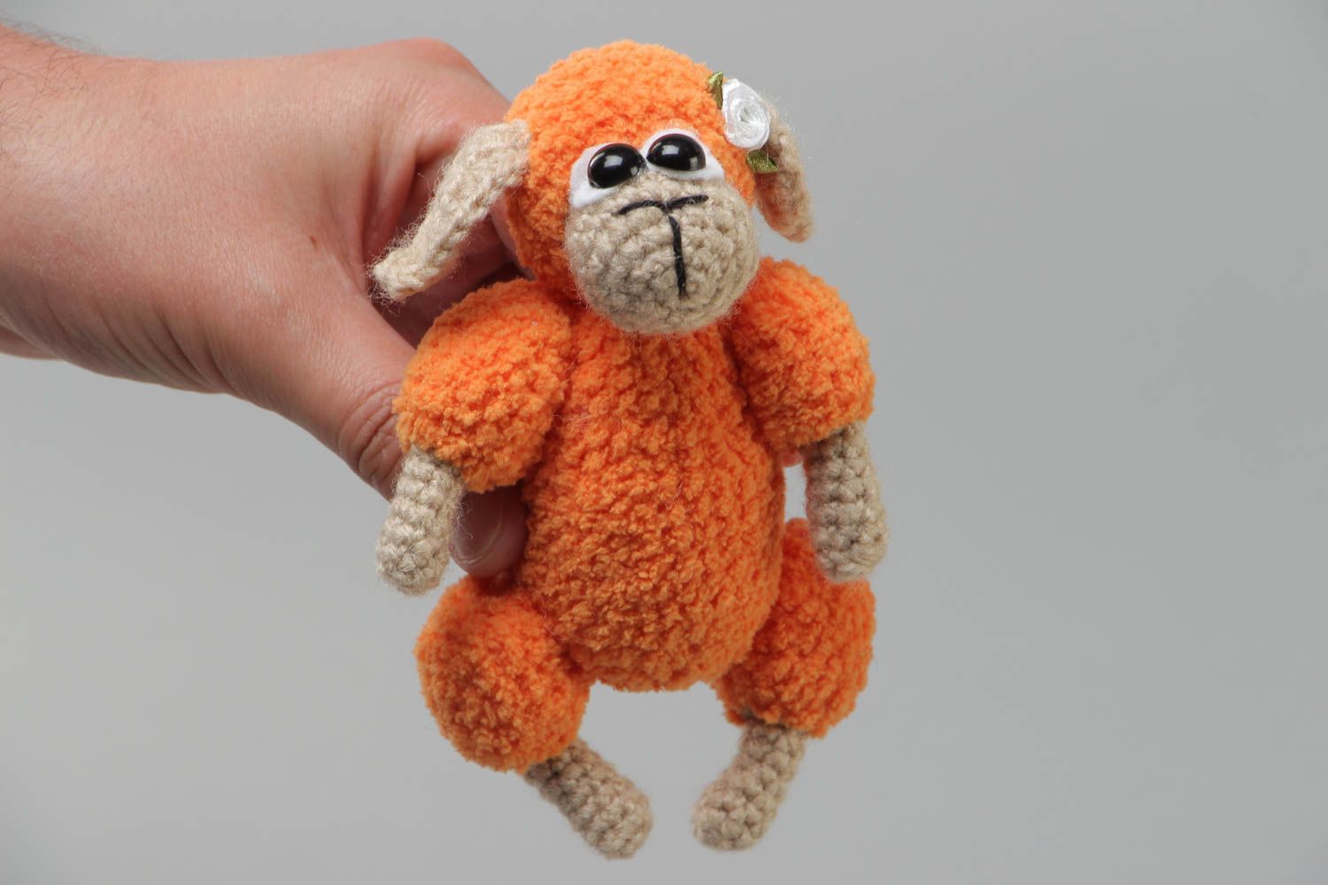 Мягкая вязаная игрушка овечка оранжевая из акрила крючком ручной работы фото 5