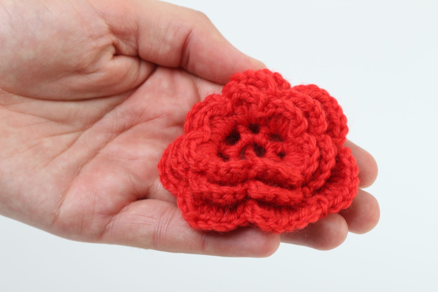 Fleur en tricot faite main Fourniture bijoux rouge au crochet Création broche photo 5