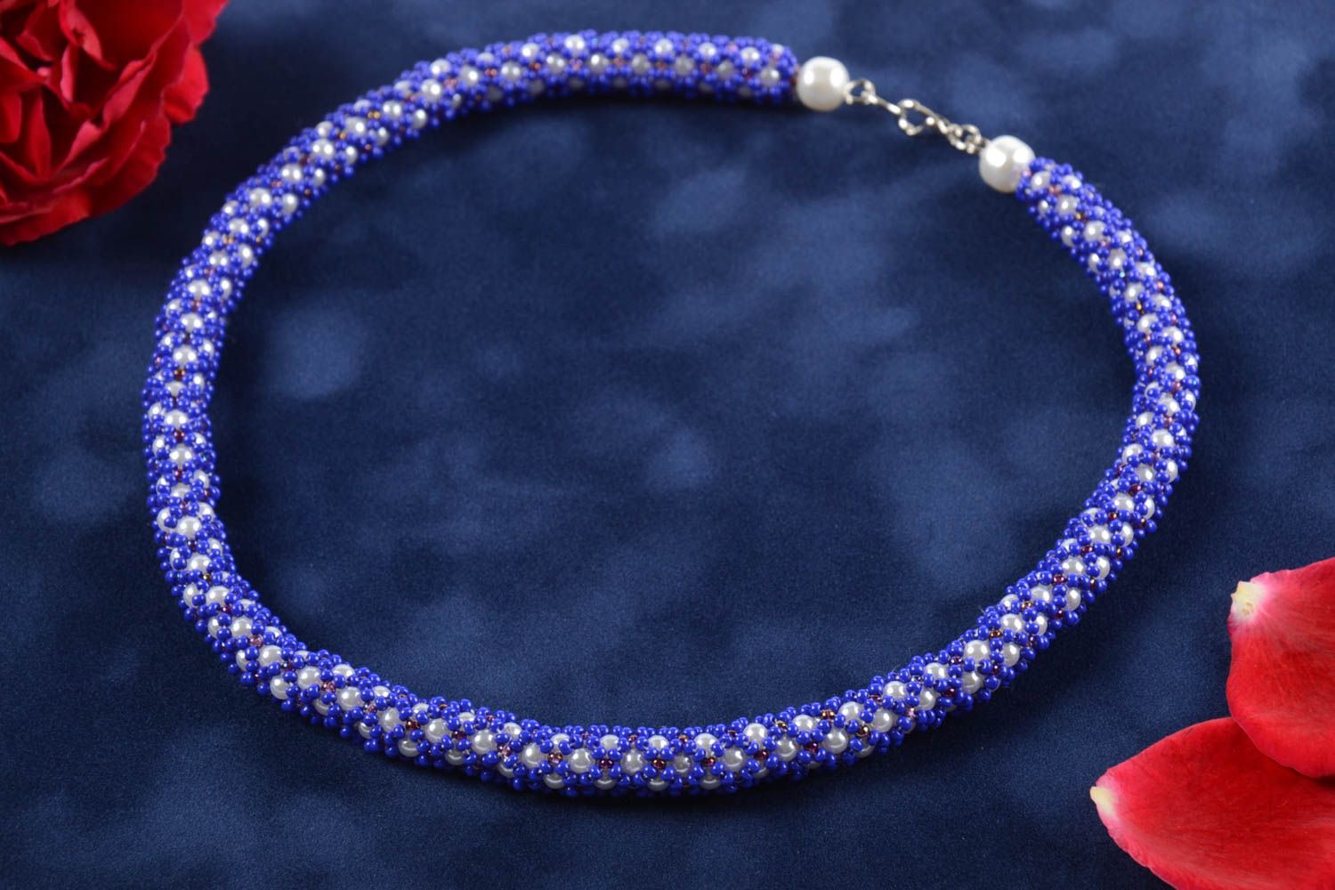 Collier bleu en perles de rocaille tchèques et perles plastiques fait main photo 1