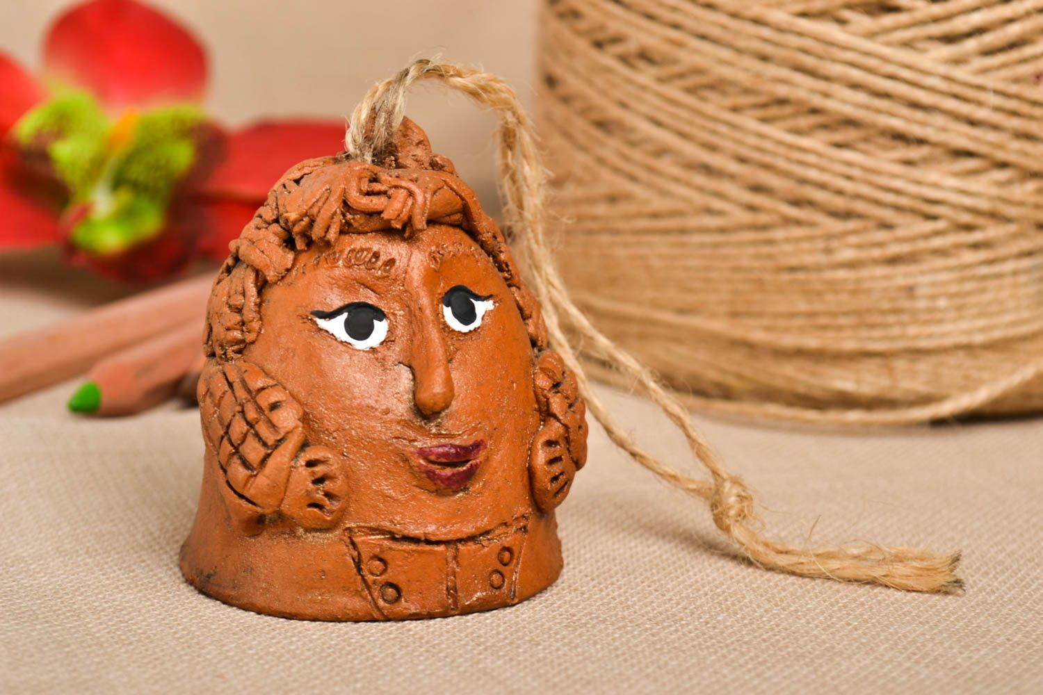 Campanello d'autore in ceramica fatto a mano a forma di donna divertente
 foto 1