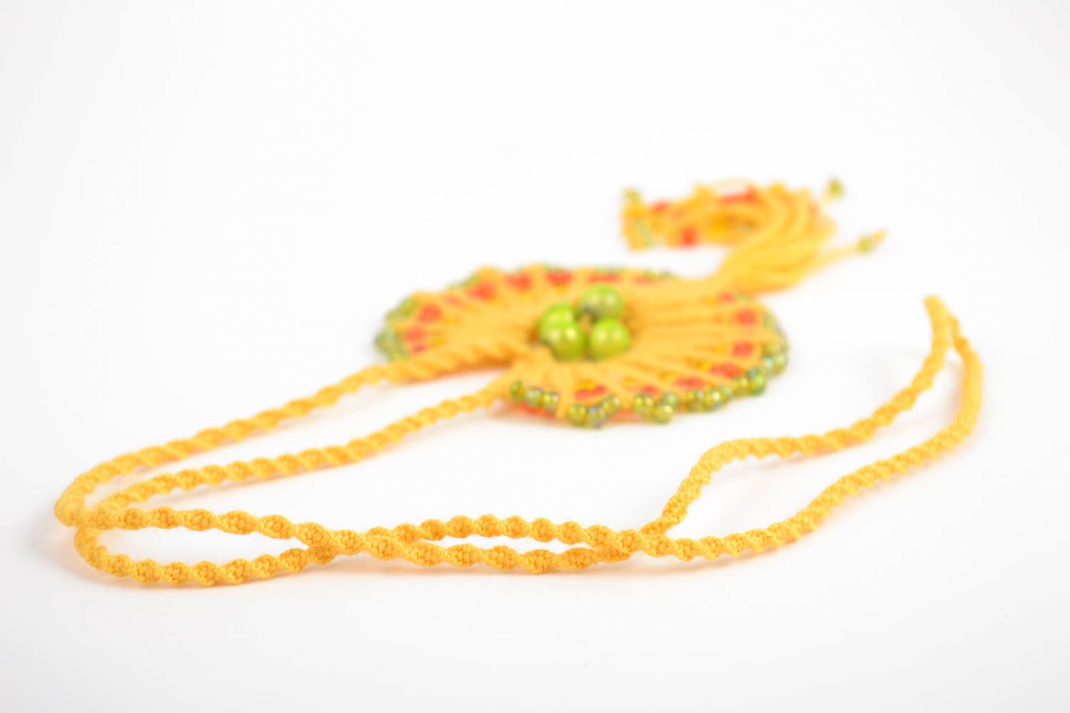 Pendentif textile technique de macramé fait main jaune avec perles fantaisie photo 5