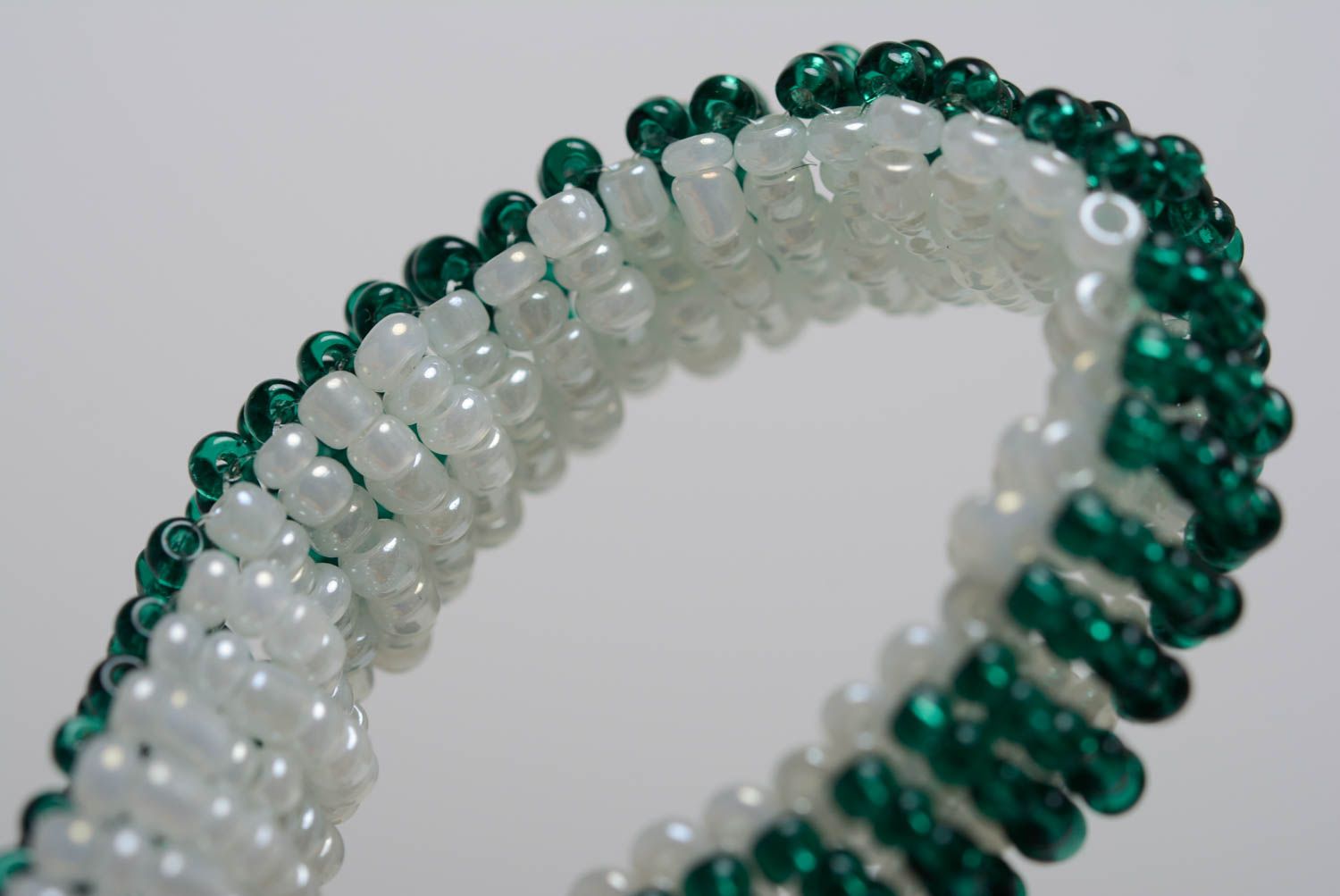 Handgemachtes weiß grünes Armband aus Glasperlen Designer Schmuck für Frauen  foto 5