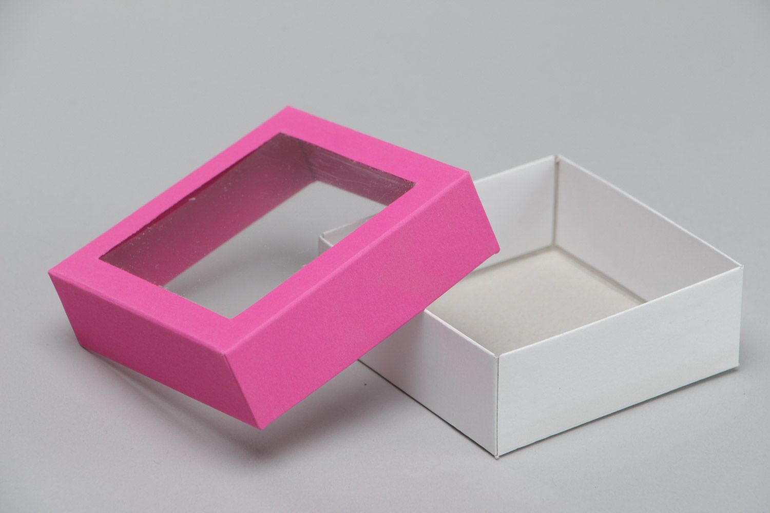 Коробка декоративная маленькая малиновая с белым ручной работы с прозрачной крышкой фото 4