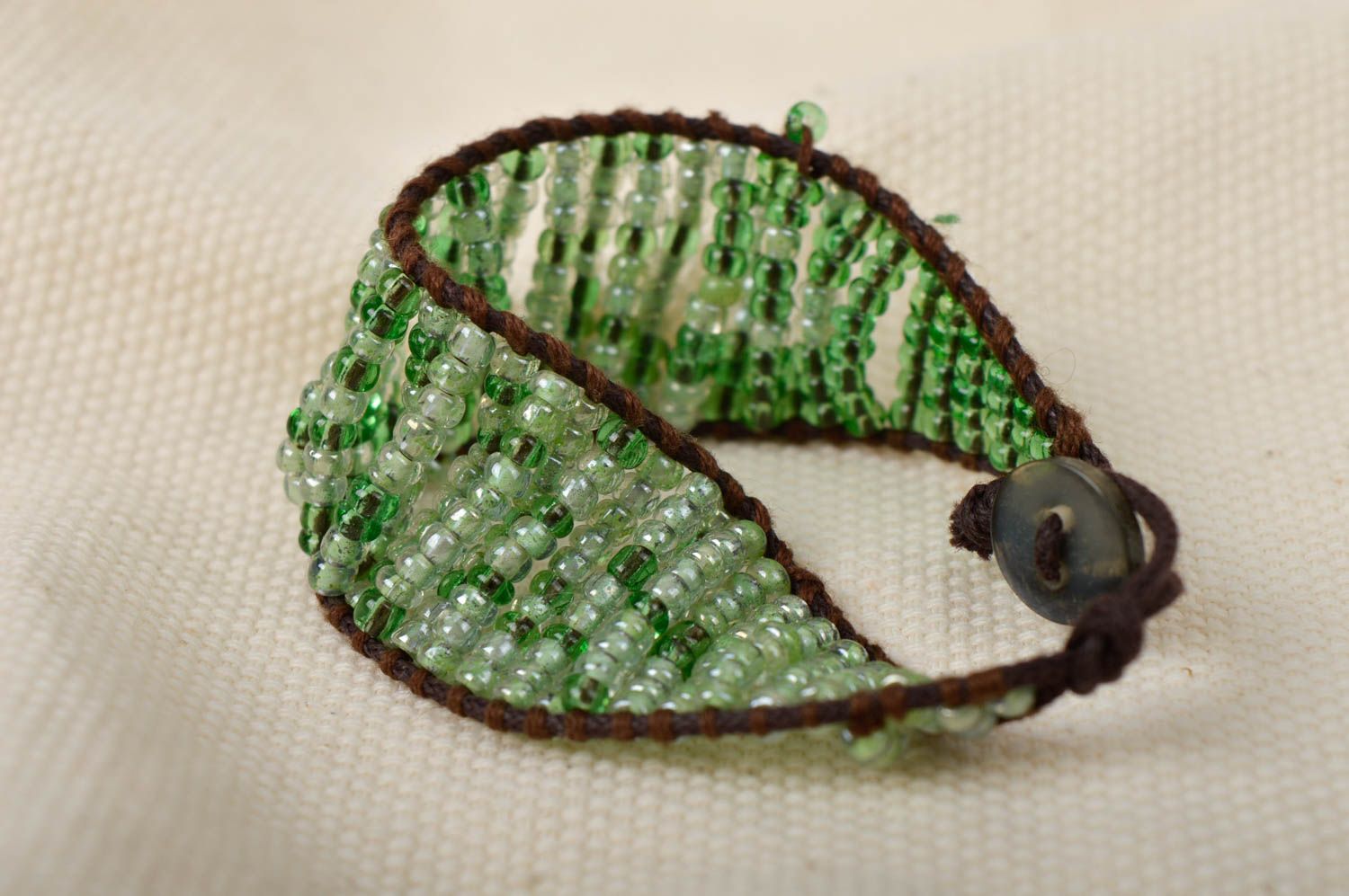 Широкий браслет бижутерия ручной работы браслет из бисера с поговицей салатовый фото 1
