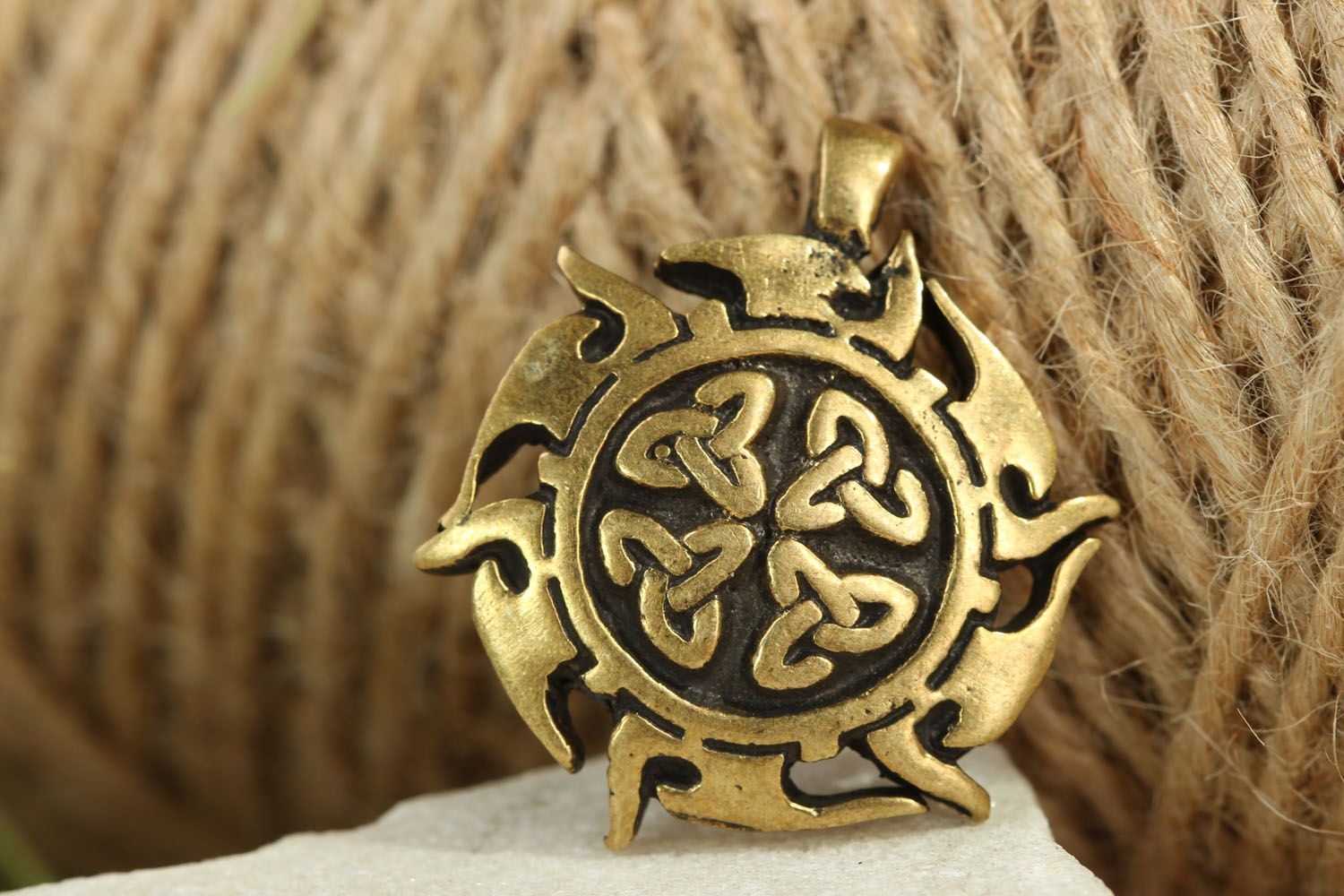 Keltische Sonne Anhänger aus Bronze foto 4