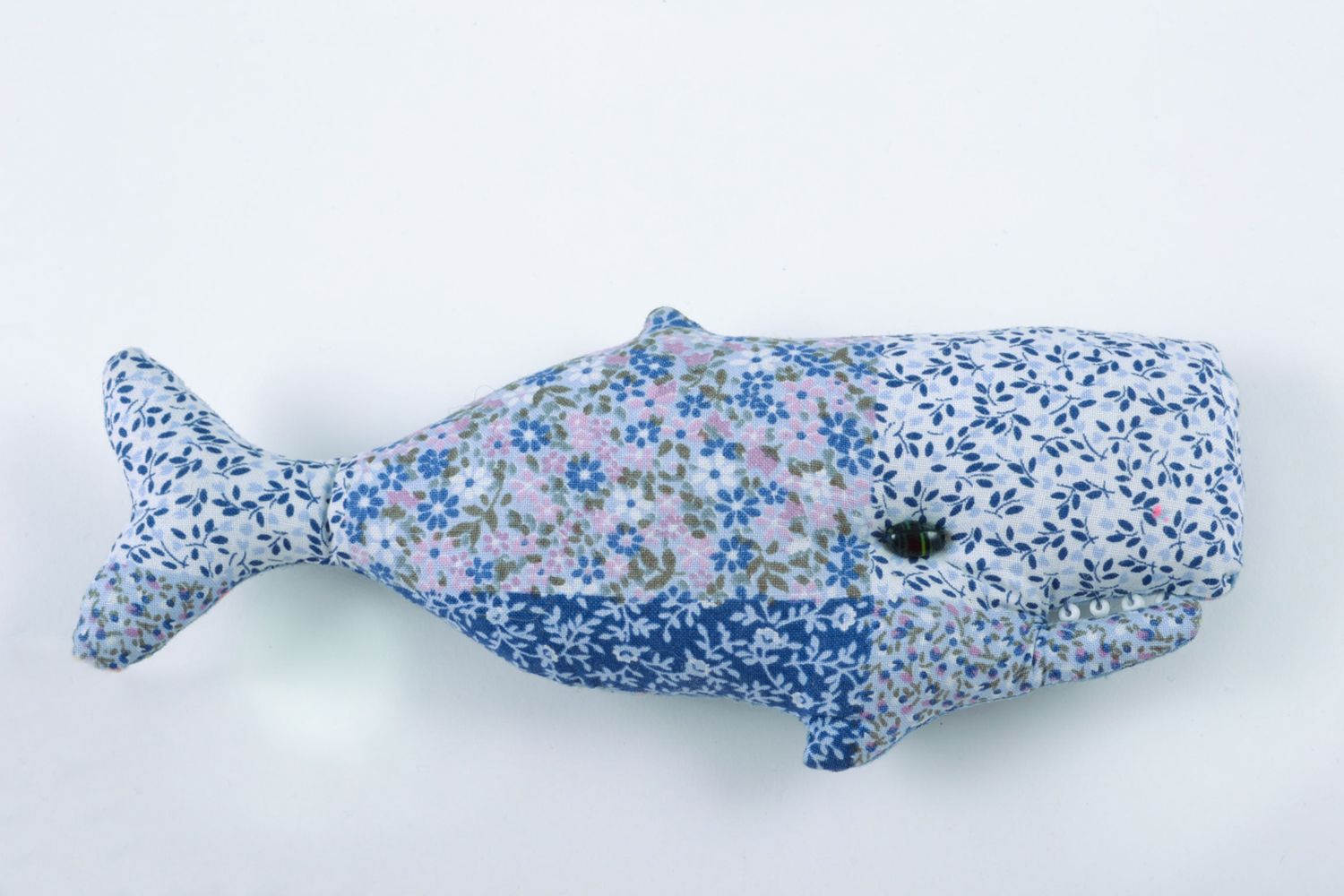 Petit jouet mou en tissu de coton Cachalot bleu à motif floral fait main photo 1