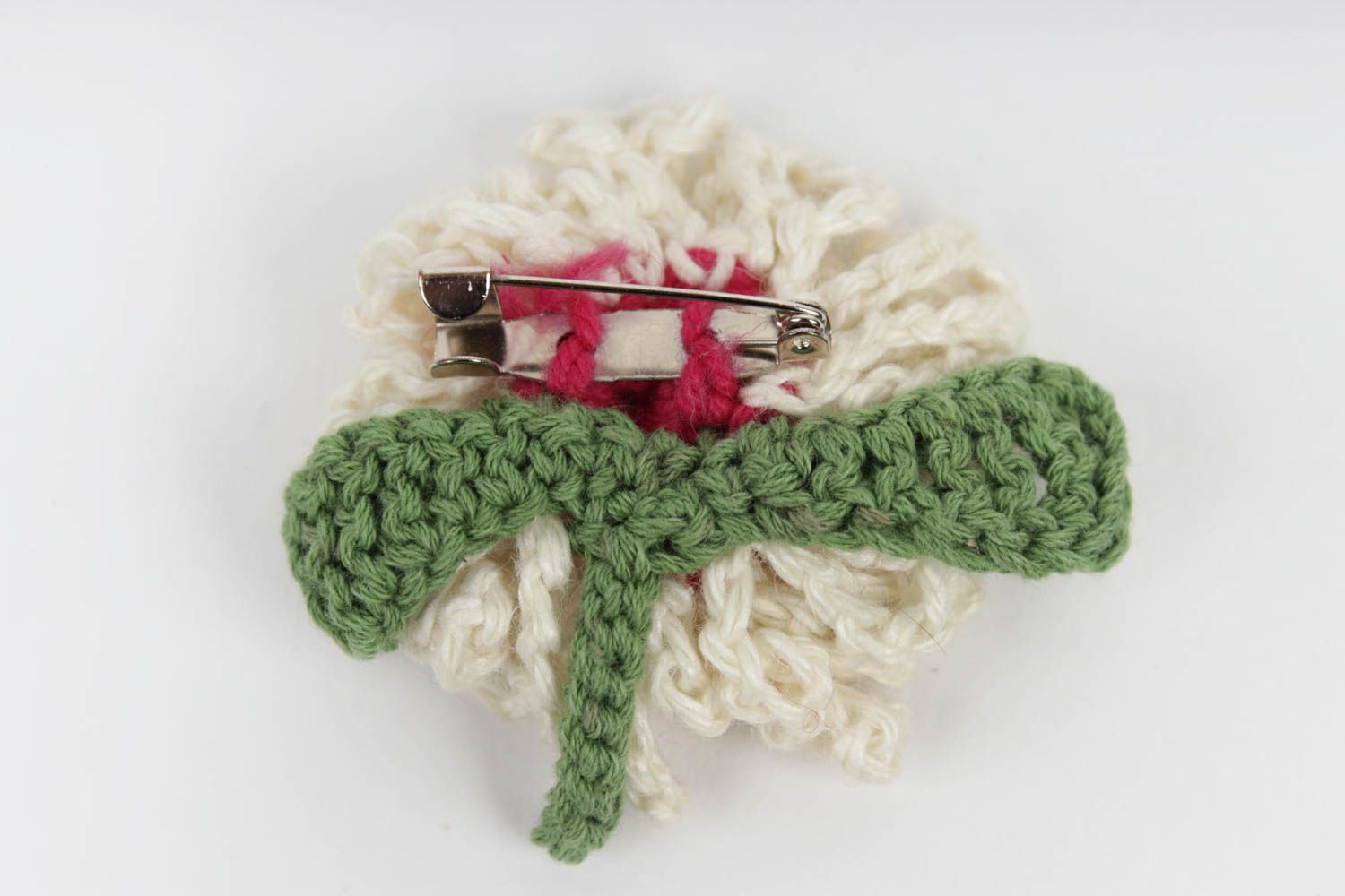 Broche fleur blanche Bijou fait main tricot en coton au crochet Cadeau femme photo 4