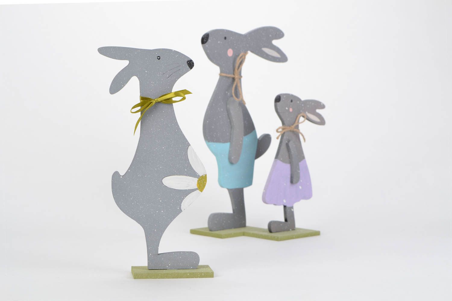 Trois figurines de Lapins père mère enfant bois peintes originales faites main photo 4