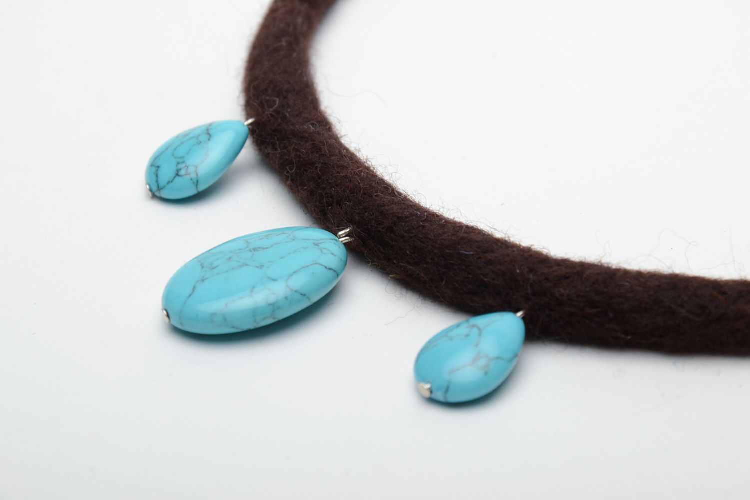 Wool necklace with turquoise-like artificial gems photo 3