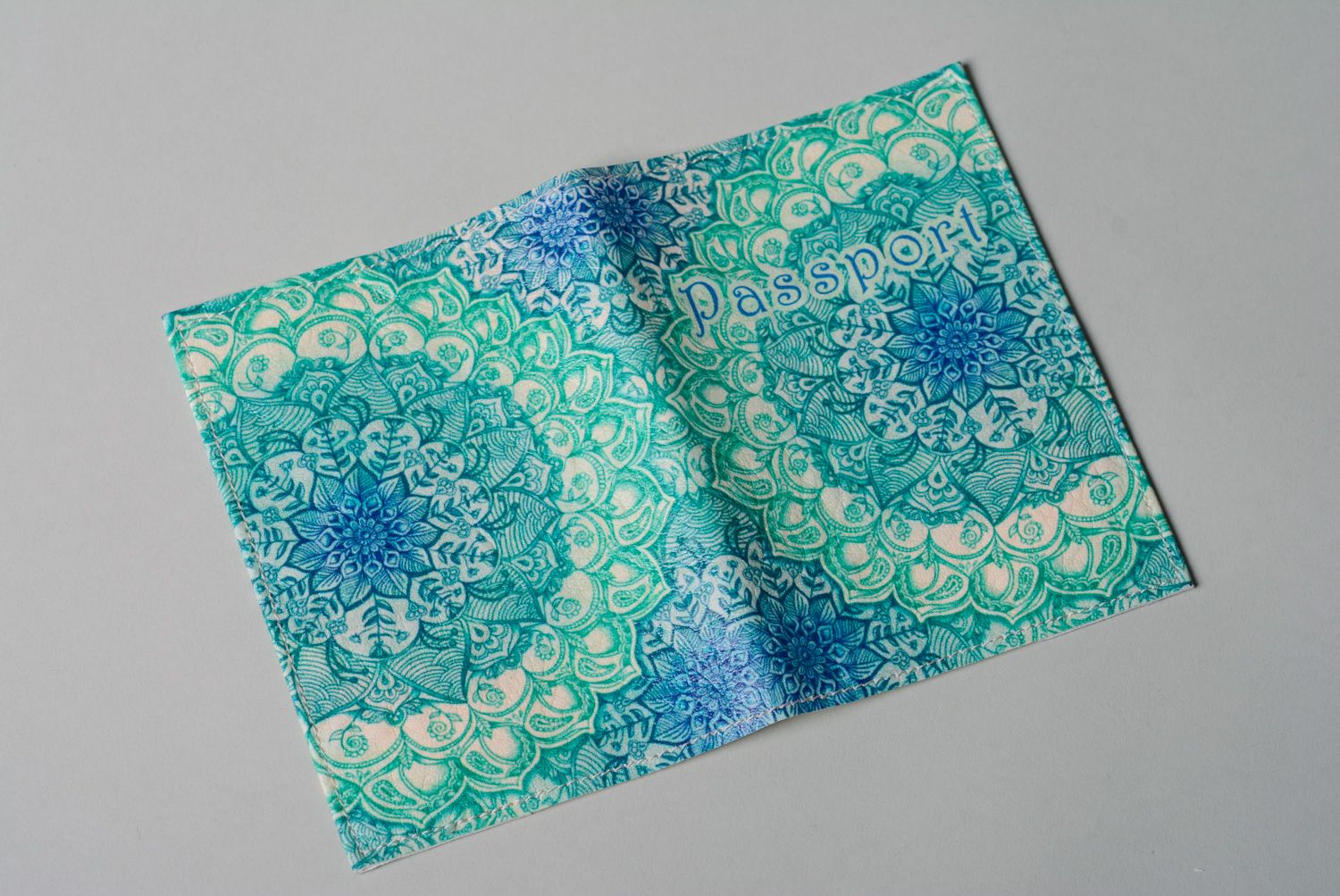 Blaue standardmäßige handgemachte Passhülle aus Kunstleder mit Muster für Frauen foto 5