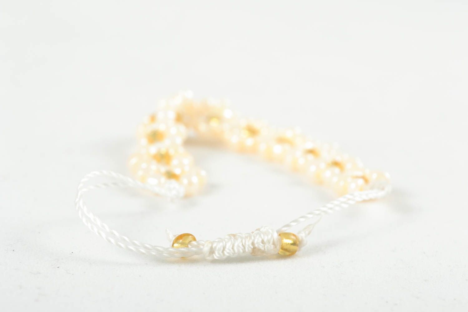 Bracelet en perles fantaisie et lacet technique de macramé photo 2