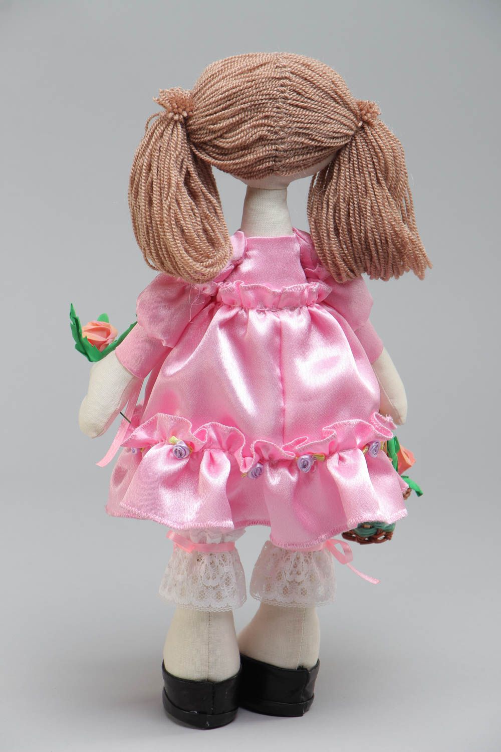 Muñeca decorativa hecha a mano de trapo en vestido de raso con rosa foto 4