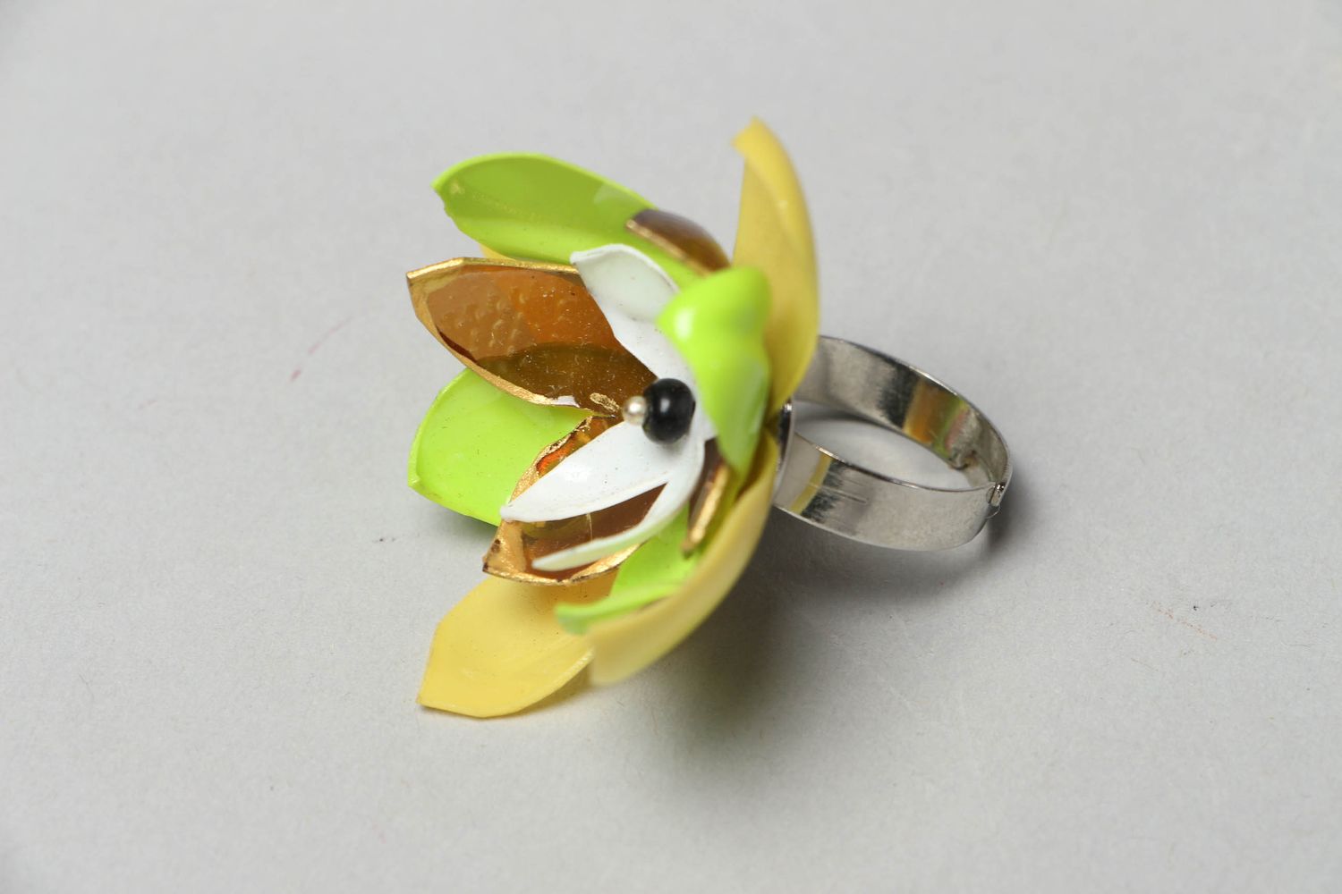 Пластиковое кольцо в виде цветка фото 1