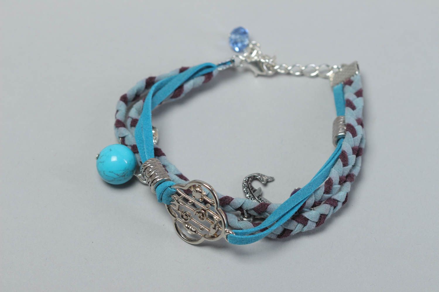 Bracelet en cuir tressé bleu avec perles fantaisie et breloques fait main photo 2