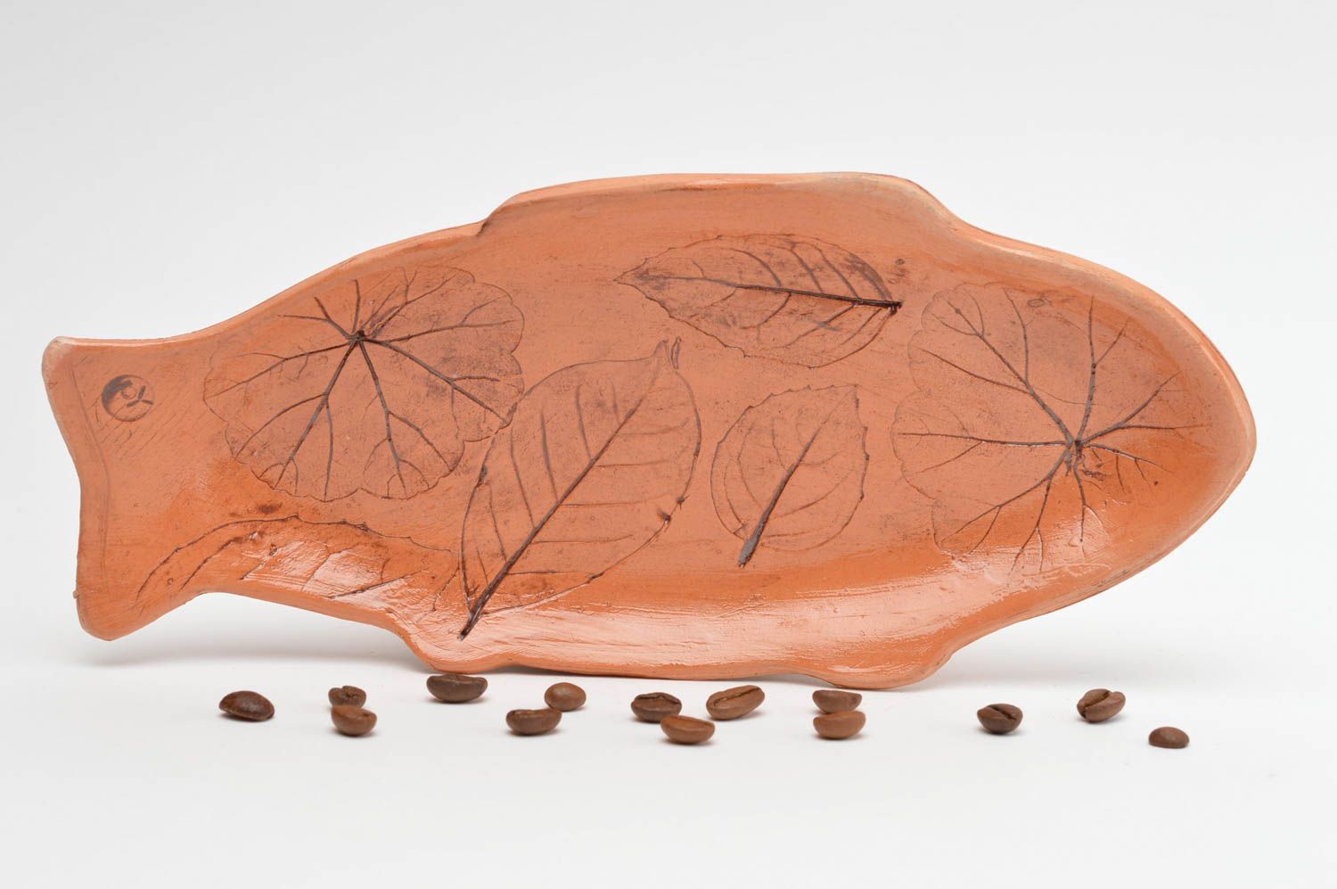 Авторская декоративная керамическая тарелка из красной глины ручной работы рыба фото 1