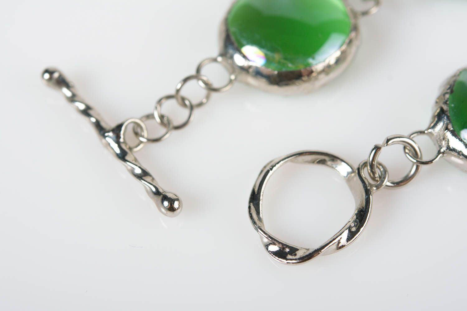 Зеленый браслет из стекла и металла ручной работы в витражной технике красивый фото 5