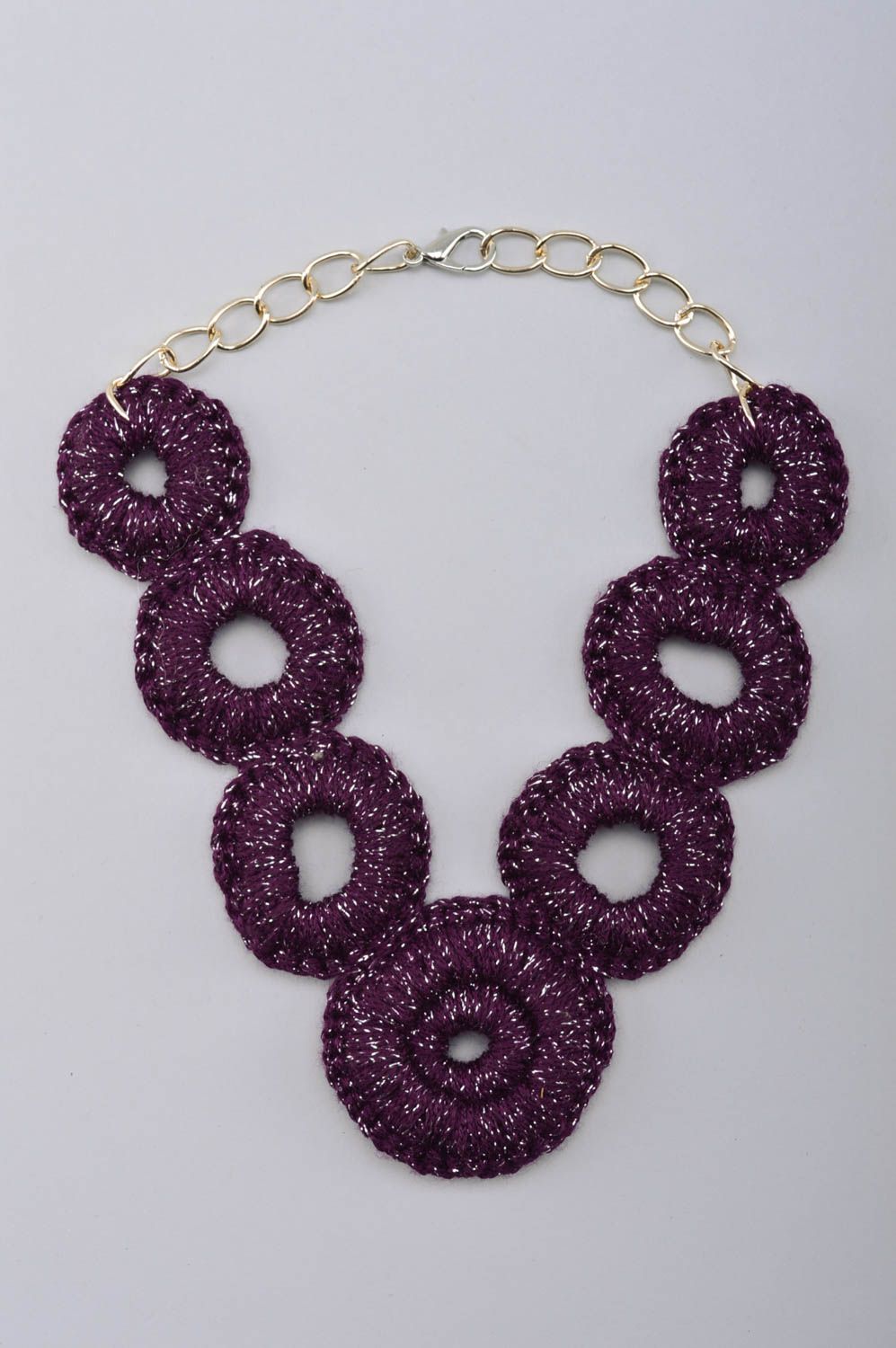 Collier textile Bijou fait main en fils et métal violet Cadeau pour femme photo 5
