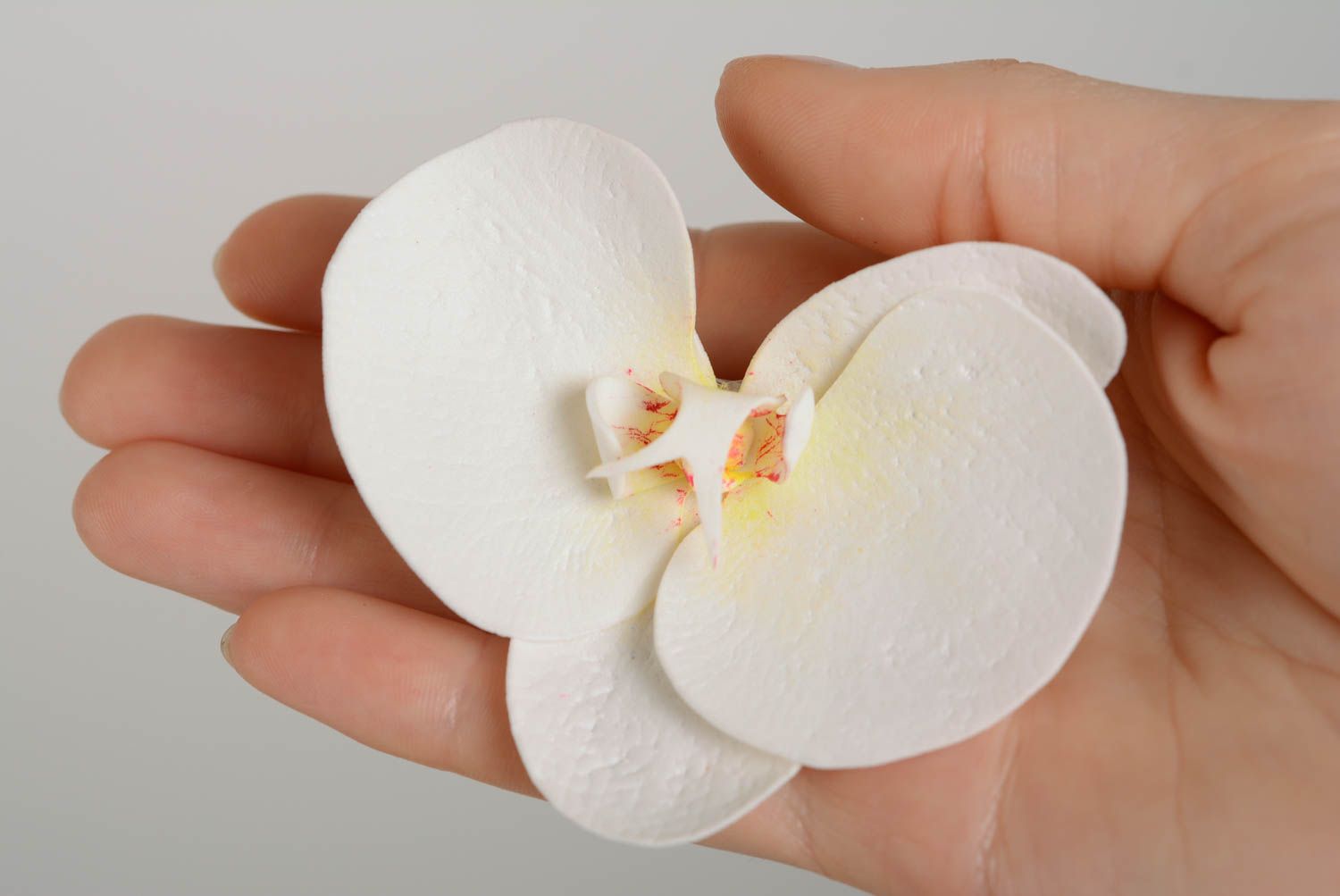 Авторская заколка для волос орхидея из фоамирана на зажиме белая ручной работы  фото 4