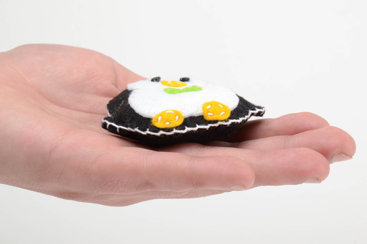 Красивый пингвин игрушка из фетра маленькая ручной работы для детей и декора фото 5