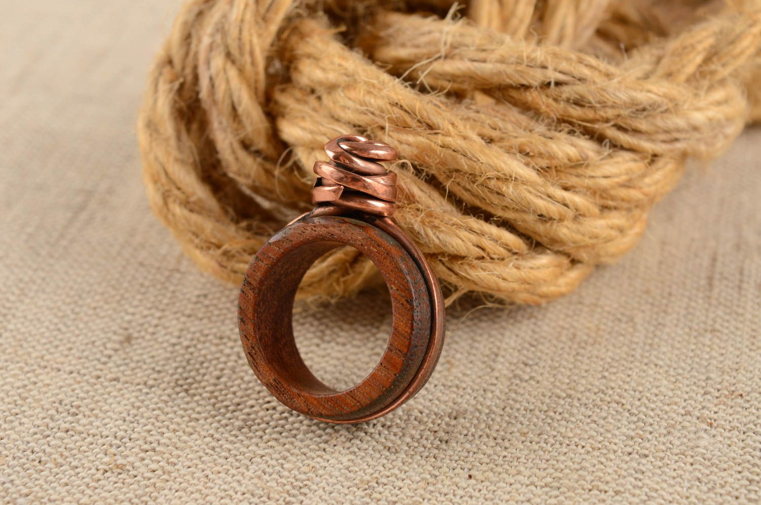 Экстравагантное украшение ручной работы кольцо из дерева и меди для женщин фото 1