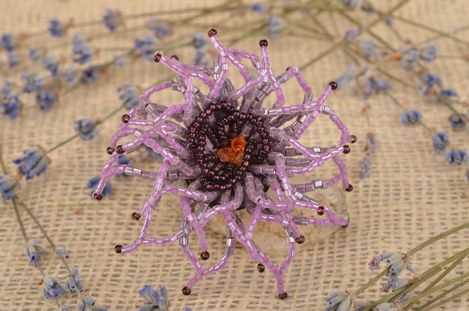 Broche en perles de rocailles fleur chrysanthème couleur lilas faite main bijou photo 1