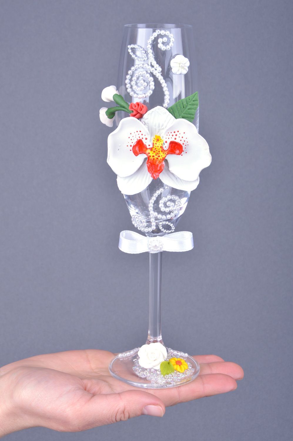 Свадебные бокалы набор 2 шт белые с орхидеями из полимерной глины ручная работа фото 3