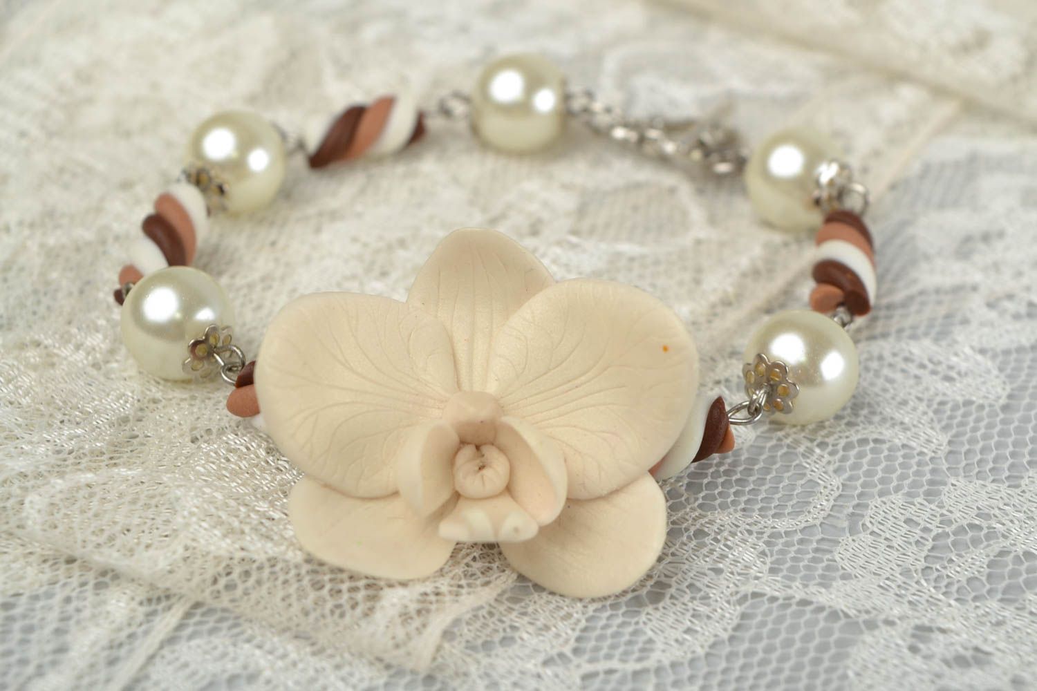 Bracelet en pâte polymère et perles fantaisie avec fleur fait main beige-marron photo 2