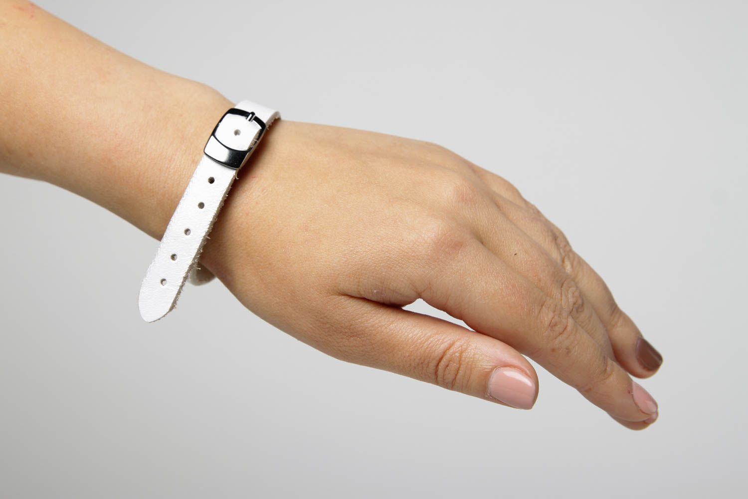 Handmade Armband aus Leder in Weiß Designer Schmuck Accessoire für Frauen  foto 2