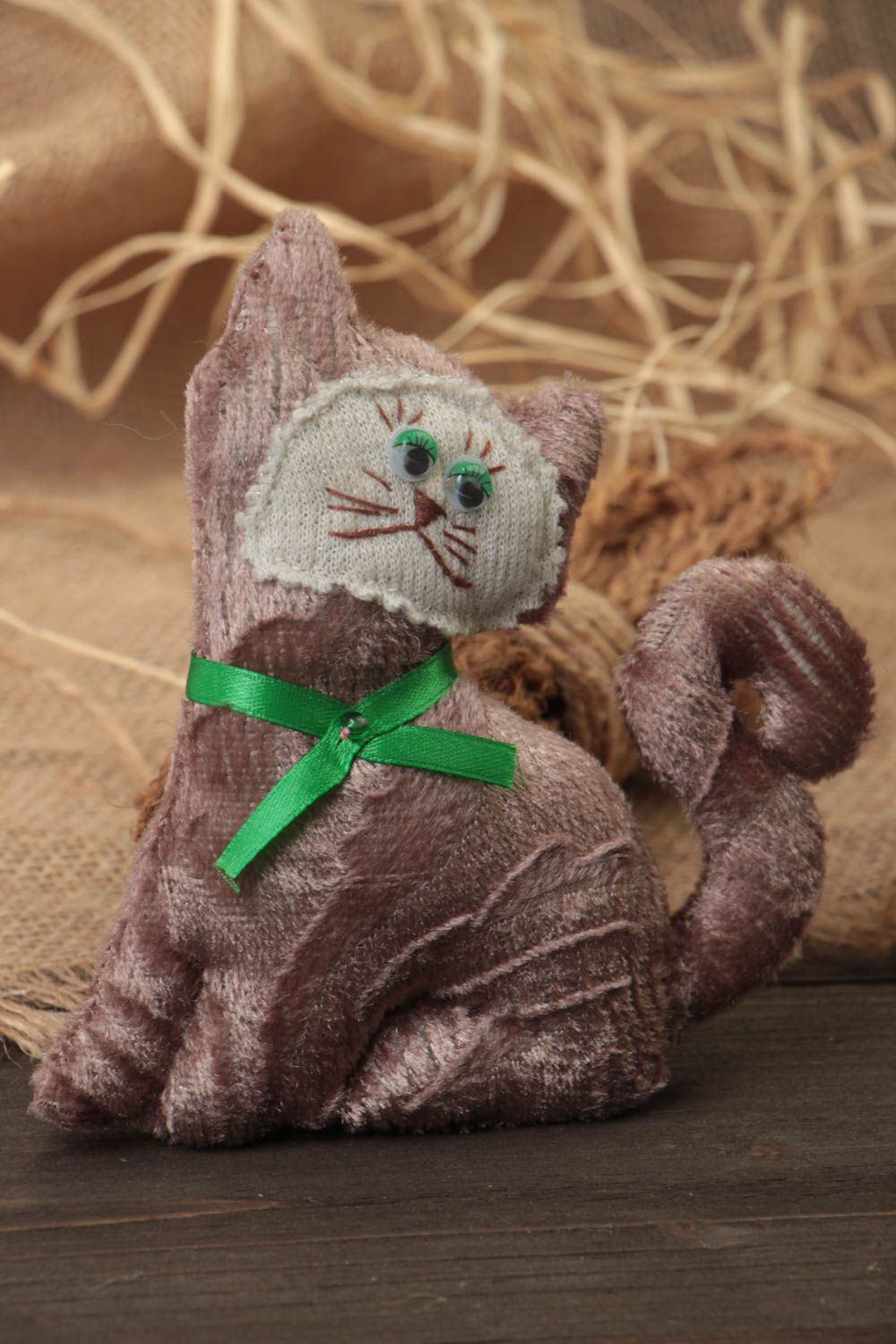 Juguete de peluche hecho a mano de lana para niños gato bonito con cinta  foto 1