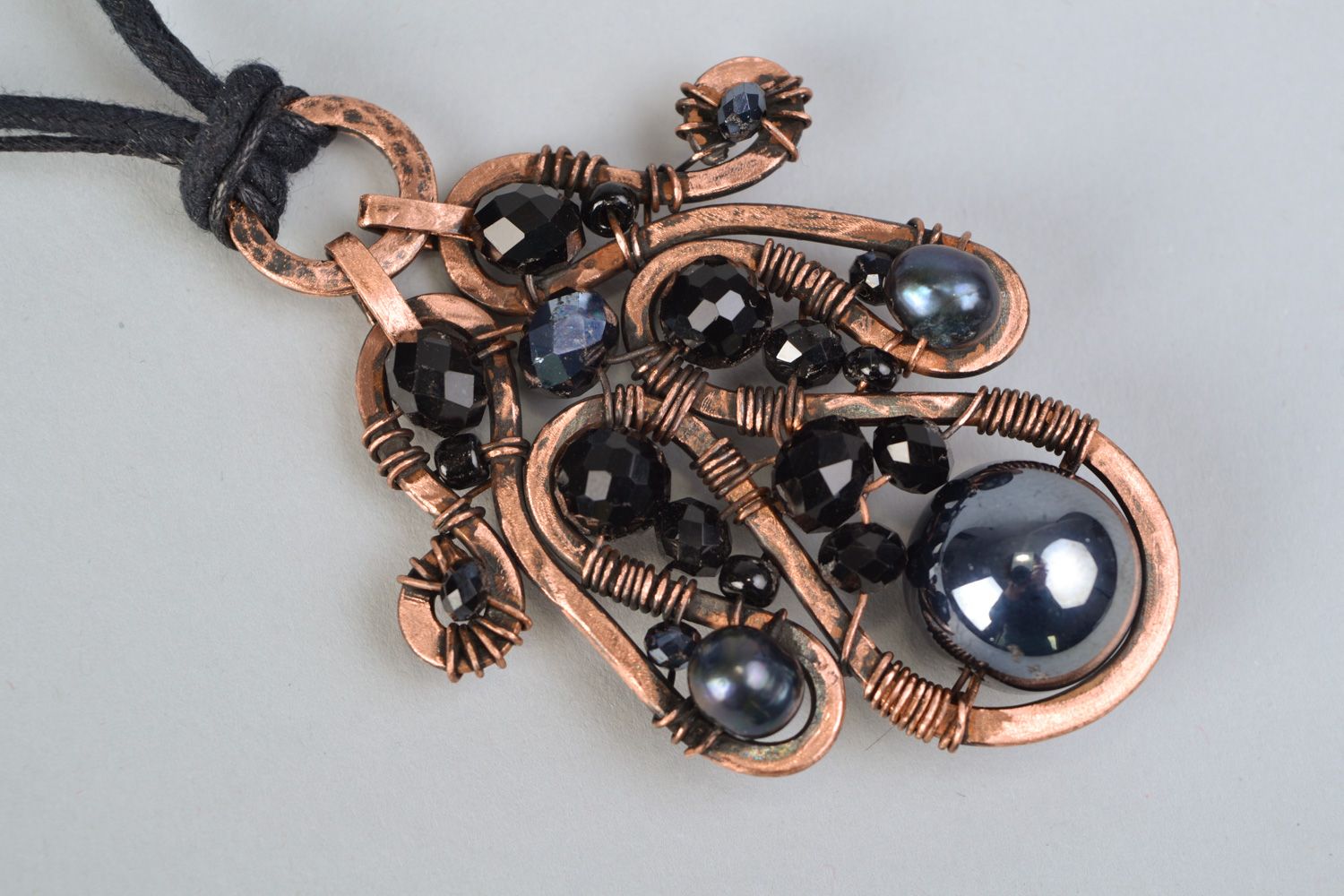 Colgante de cobre con perlas artesanal foto 4