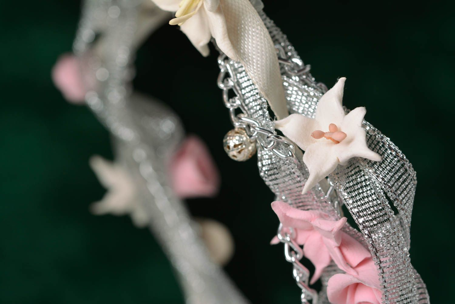 Joli collier en pâte polymère et organza fait main avec fleurs tendres photo 2