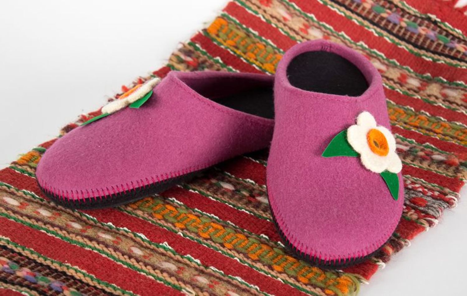 Women's felt slippers of pink color with flower photo 1