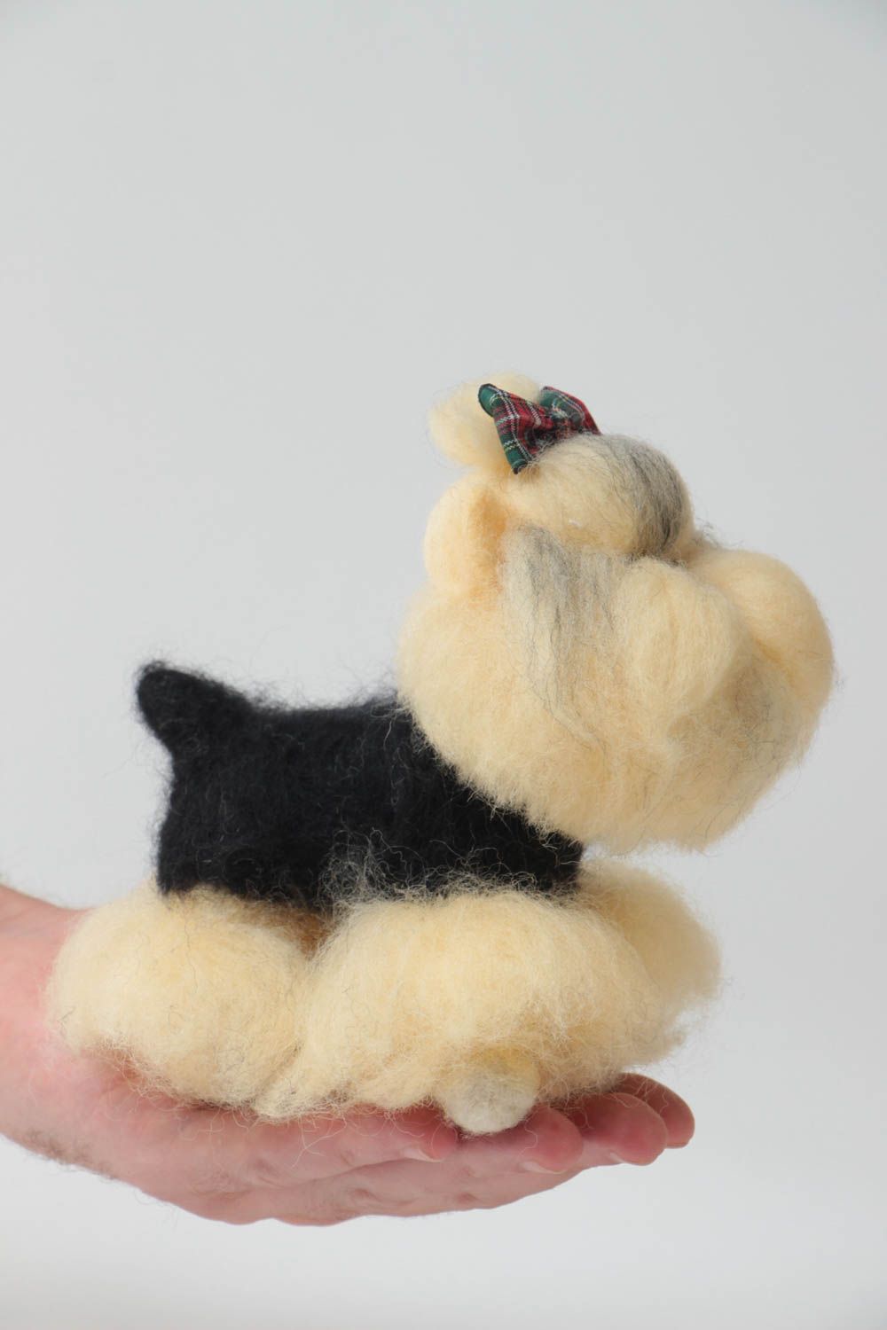 Juguete de lana hecho a mano con forma de perro en técnica de fieltro  foto 5
