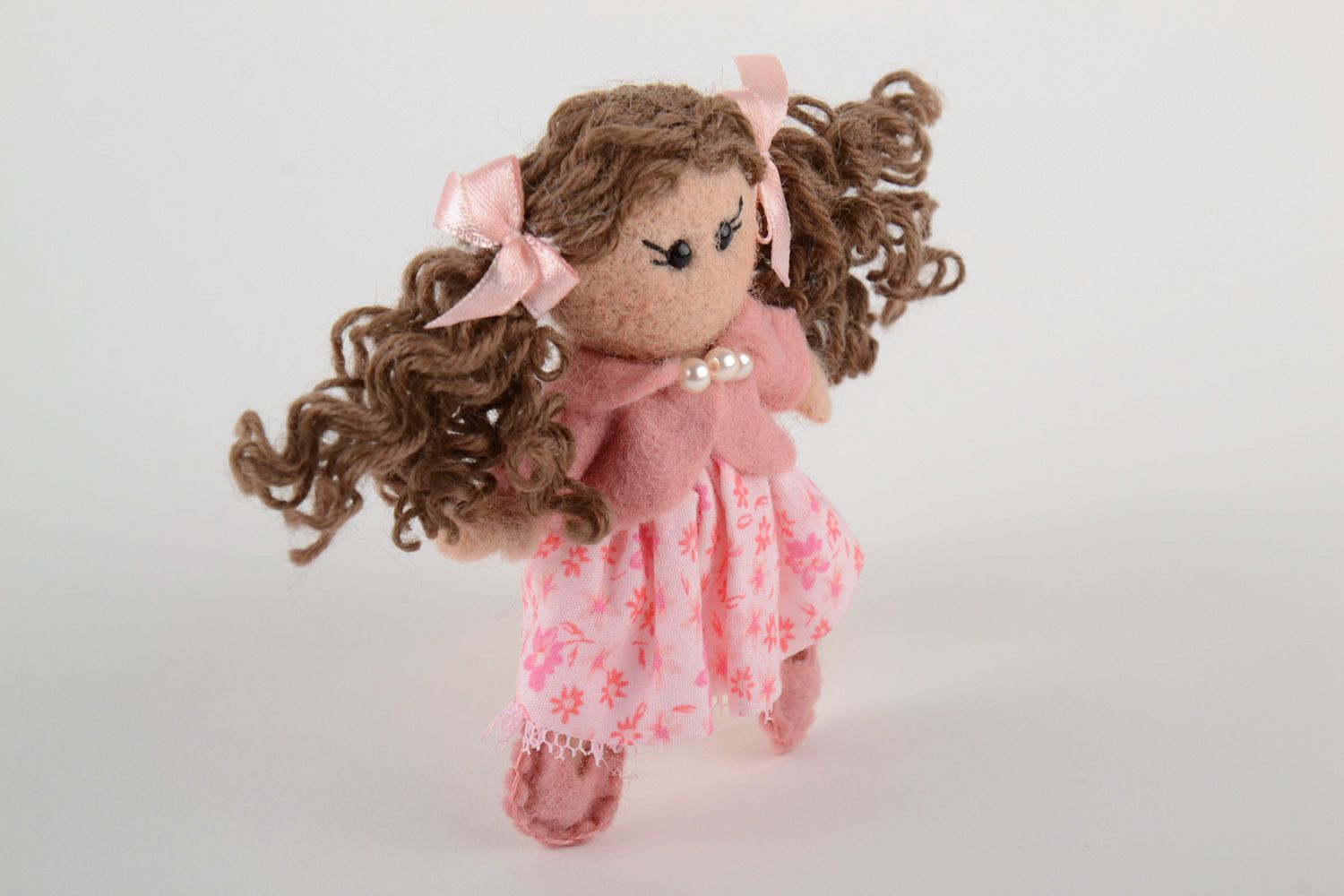 Belle broche poupée en robe rose originale feutrage de laine faite main photo 4